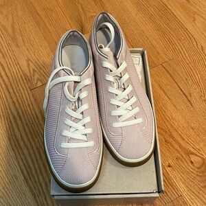 NWT Rothy’s lace up sneaker in LILAC - no longer available and HTF in size 7 NEW